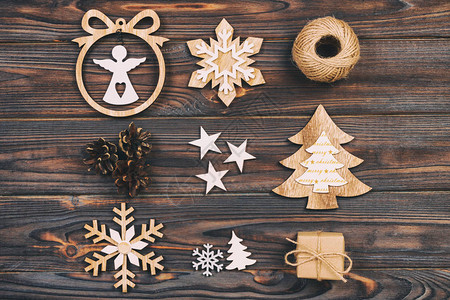 圣诞成份圣诞雪花圣诞树和木本身框中的天使图片