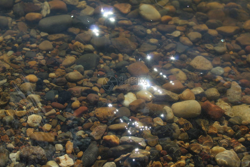 清水中的彩色石头水中彩色石头的照片图片