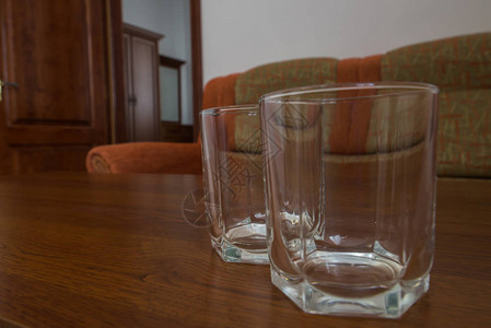 玻璃杯水站在沙发附近图片