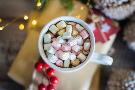 冬天温暖的甜饮料热巧克力和棉花糖在杯子里图片