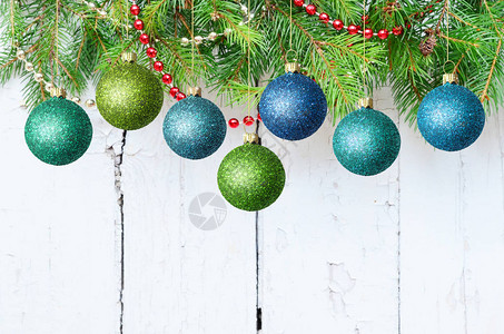 木制背景上的圣诞装饰圣诞球图片