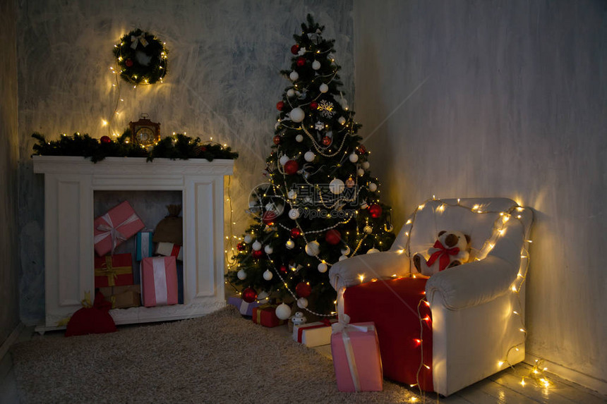 房子内部的圣诞树上面有灯光图片