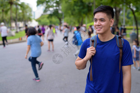 年轻英俊的亚洲旅游男子肖像图片