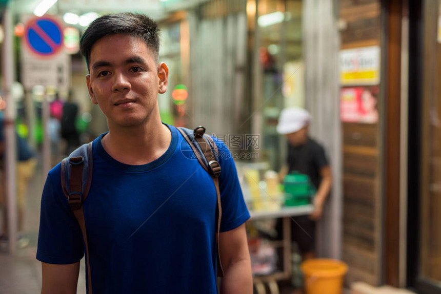 年轻英俊的亚洲旅游男子在泰国曼谷唐人图片