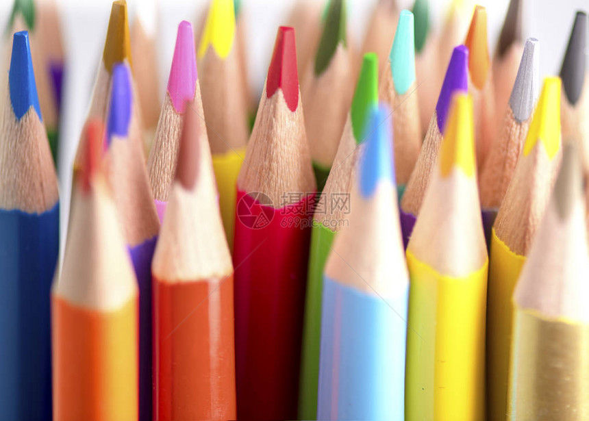 红铅笔和其他彩色蜡笔的焦点已淡化到背景理想中图片