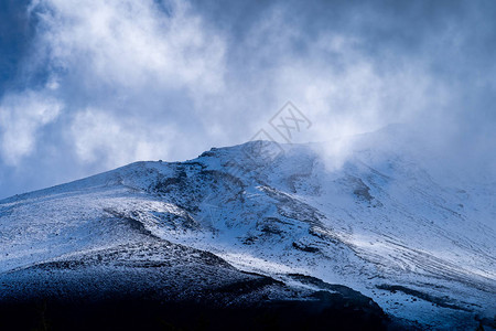靠近藤山的顶端有雪盖和风在顶端还背景图片