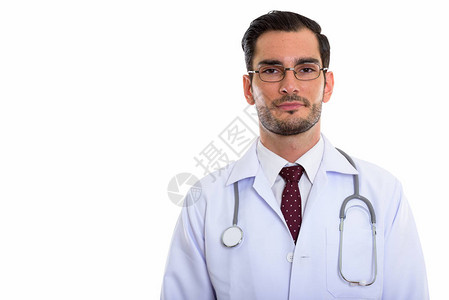 身戴白种眼镜的年轻英俊男医生在演播背景图片
