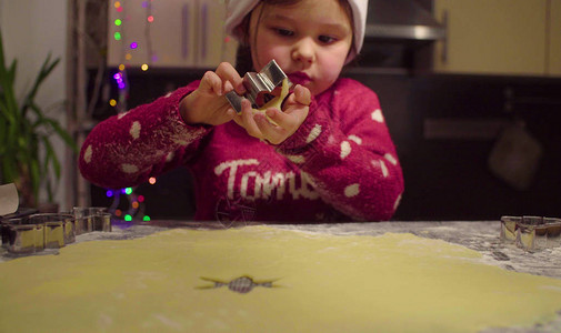 小女孩雕刻圣诞饼干法文本写图片
