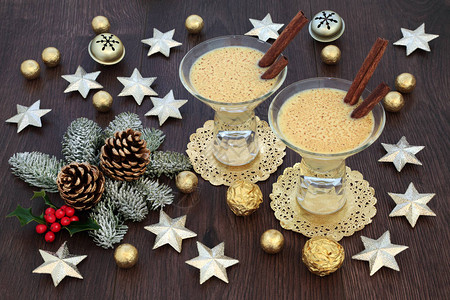传统圣诞鸡蛋酒与金星和铃声装饰品图片