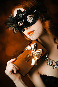 带着红色背景的礼物盒的项链和反面罩及项链中一个美图片