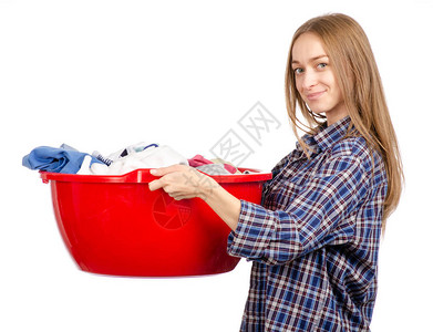 美丽的年轻女子正拿着一个洗着衣服的盆子图片