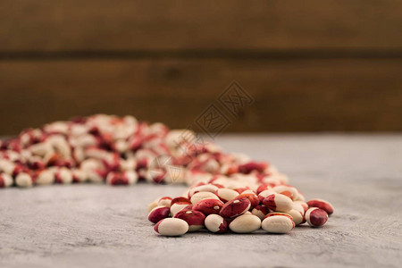 木制背景上的生豆背景图片