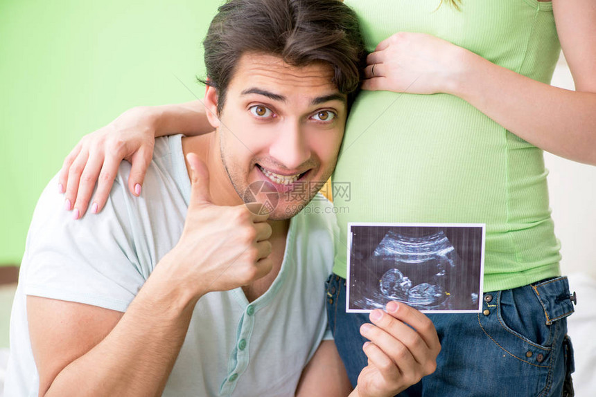 发现怀孕的年轻家庭图片