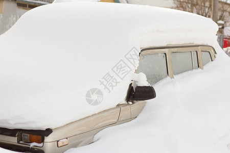 雪下的客车覆盖着雪地车图片