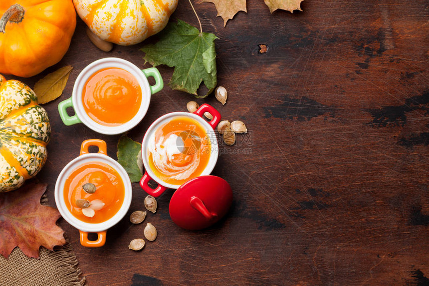 秋季素食南瓜奶油汤带有复制空图片