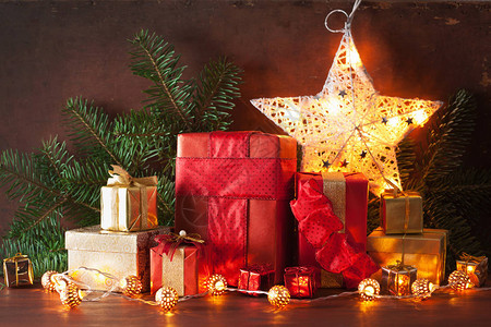 圣诞礼盒和装饰灯图片