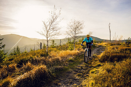 骑自行车的女人在秋天的山林景观中骑自行车骑自行车MTB流径的女人图片