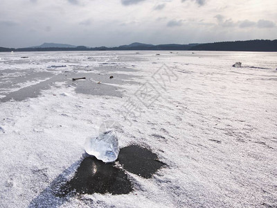 北极冰破碎的冰川漂浮在大块浮冰上到海洋图片