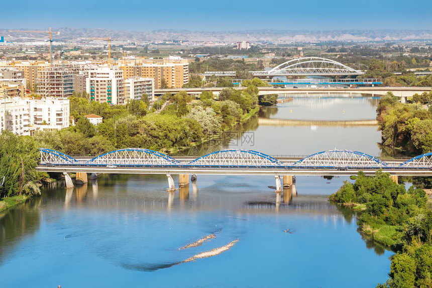 Ebro河的空中城市景色与桥梁图片