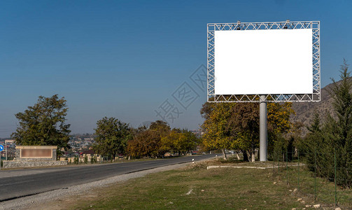 空白的广告牌在空高速公路上通过山地带图片