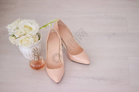 一束花瓶和鞋子中的白玫瑰婚礼准备婚礼图片