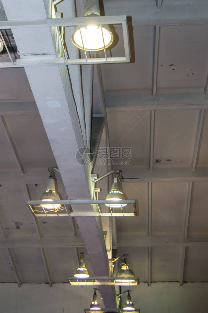 用位于工业室天花板上的灯照明图片