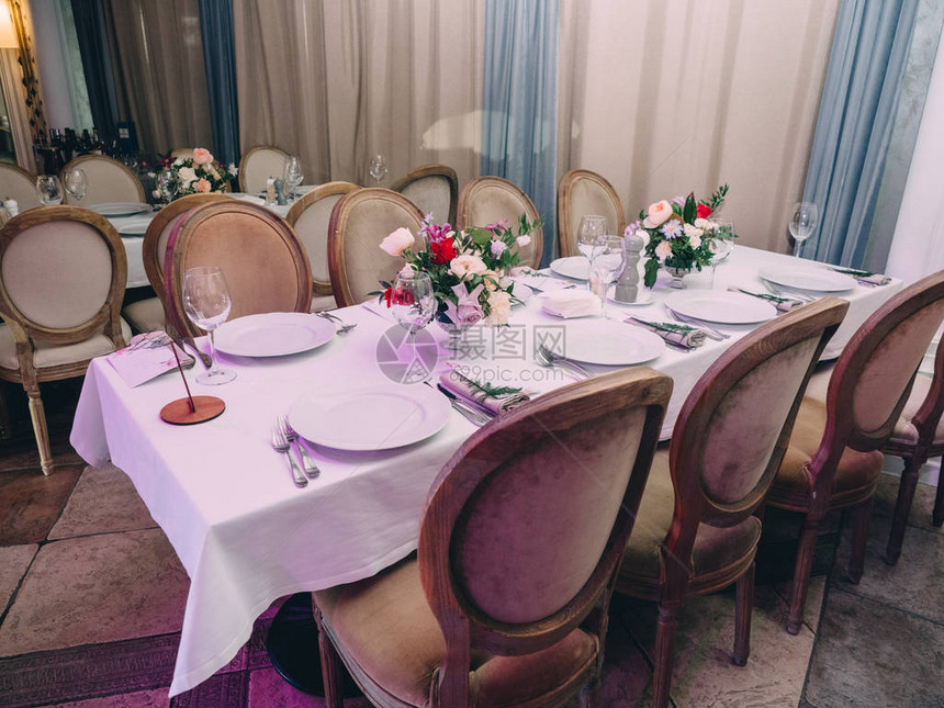 豪华餐厅的婚宴桌装饰精美图片