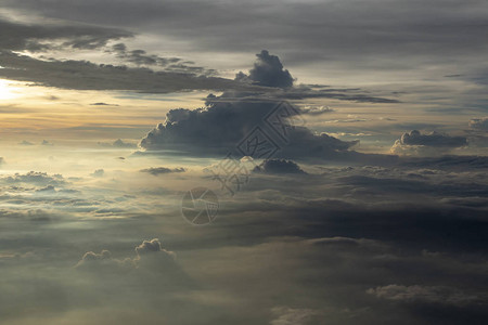 从飞机窗口看天空中的云彩图片