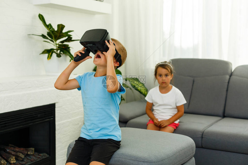 兄弟姐妹在客厅使用虚拟真实耳机用图片