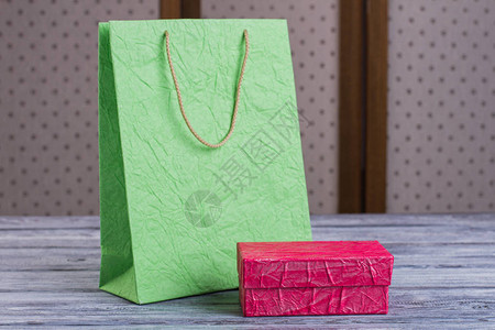 购物袋和礼品盒纸箱和彩色箱中的图片