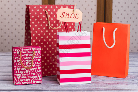 彩色购物袋的组合4个纸质礼品袋和挂号销售卡片图片