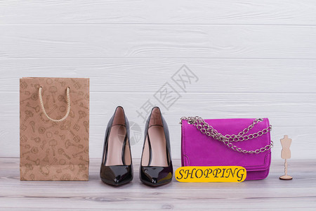 妇女鞋手提包和购物袋图片