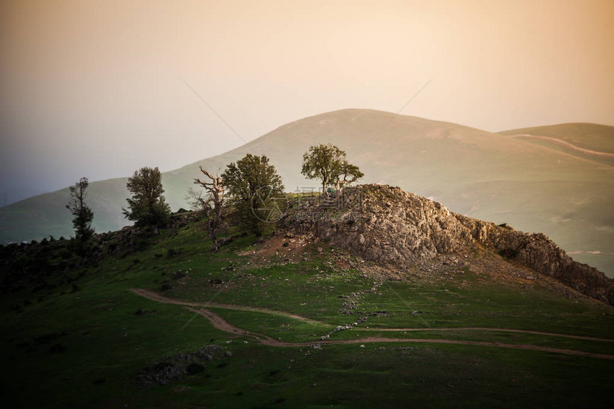 伊朗阿尔达比勒省周围的景观和自然景观在伊朗公路旅行中的一站大云笼罩着山脉冒险图片