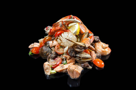 用新鲜的螃蟹扇贝虾等混合炒海鲜菜图片