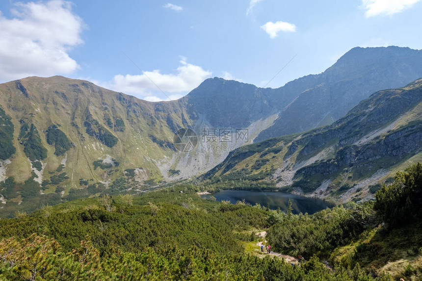 夏末在斯洛伐克喀尔巴阡塔特拉SlovatinanCarpathianTatra对山湖的全景和水中岩图片