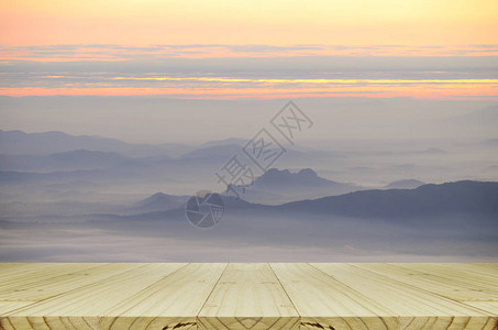 有山和雾视图的透视木桌图片