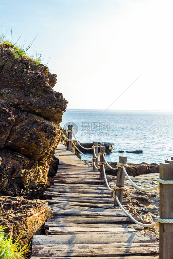 沿着海岸的一座古老的木桥在考利姆亚公园与晨光考利姆亚公园是泰国东部最受欢迎图片