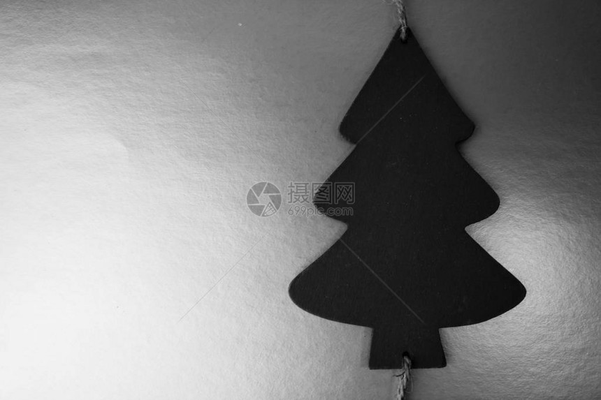 节日圣诞冬季快乐美丽的黑白背景与小玩具木制自可爱圣诞树平躺顶视图图片