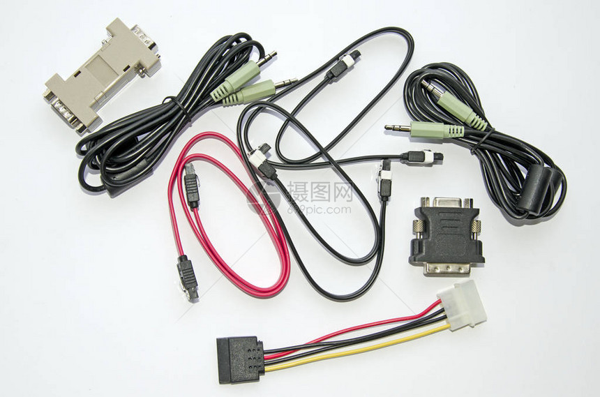 个人计算机的各种电缆和适配器在灰图片
