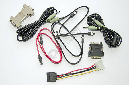 个人计算机的各种电缆和适配器在灰图片