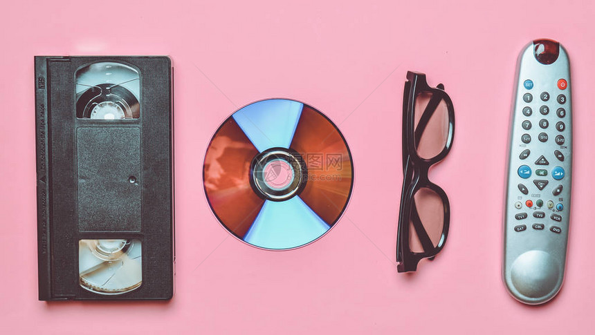 遥控器3D眼镜CD还有粉色糊面背景的录影带R图片