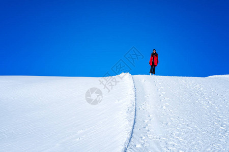 青年女旅游者在雪山上行走在瑞士泽尔马特图片