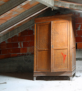老房子阁楼的破木衣柜图片