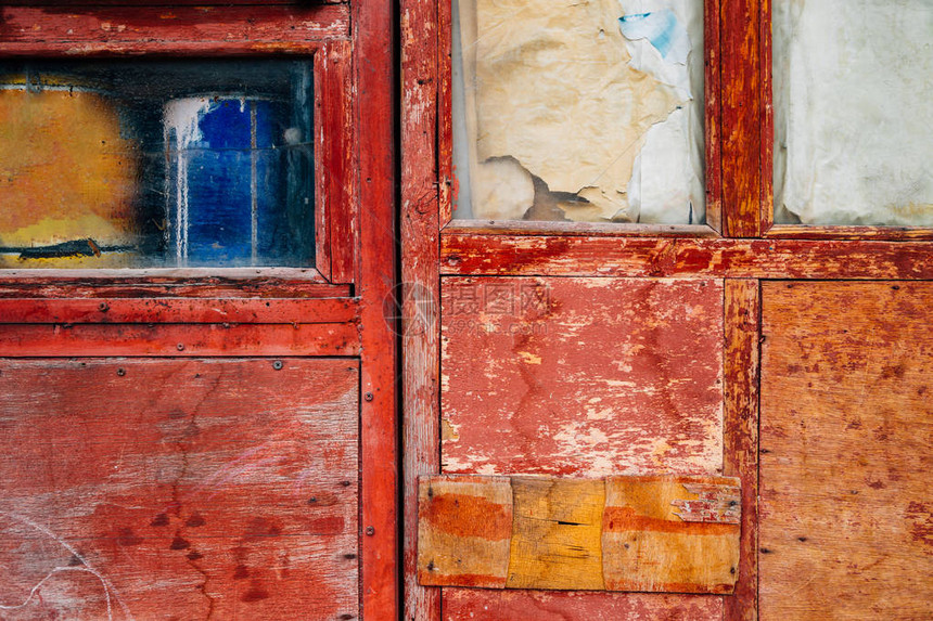 红色旧木门和墙壁纹理背景图片