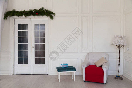 圣诞树和新年礼物的圣诞家居装饰图片
