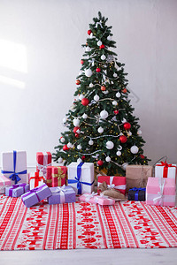 圣诞树和新年礼物的圣诞家居装饰图片