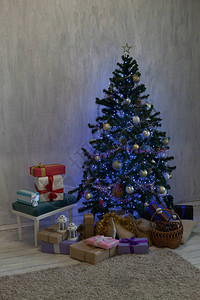 圣诞树灯光和新年礼物图片