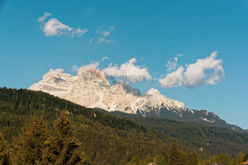 多洛米特山脉的全景图片