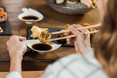 部分看女人在餐厅用筷子和酱图片