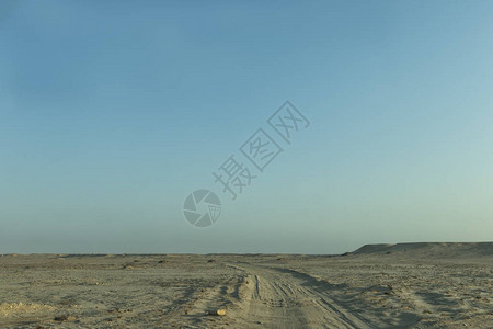 纳米贝沙漠的沙路图片